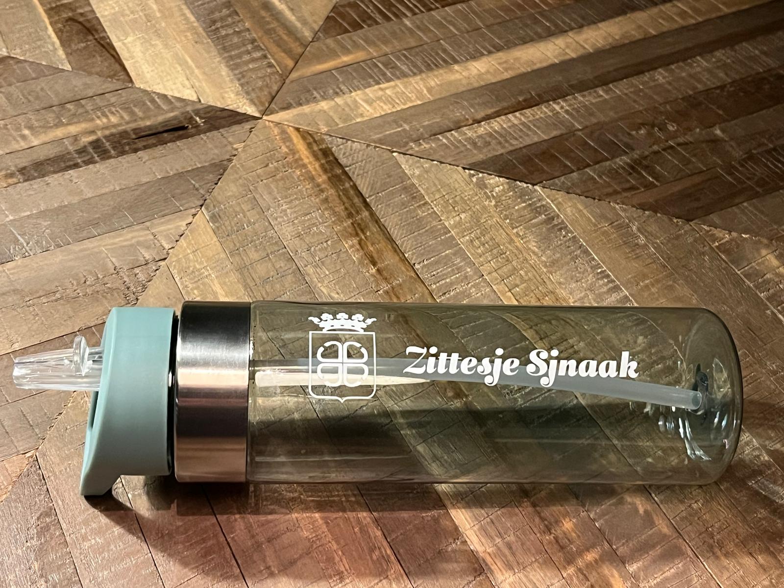Drinkfles 500ml met Sittards wapen en de tekst: Zittesje Sjnaak
