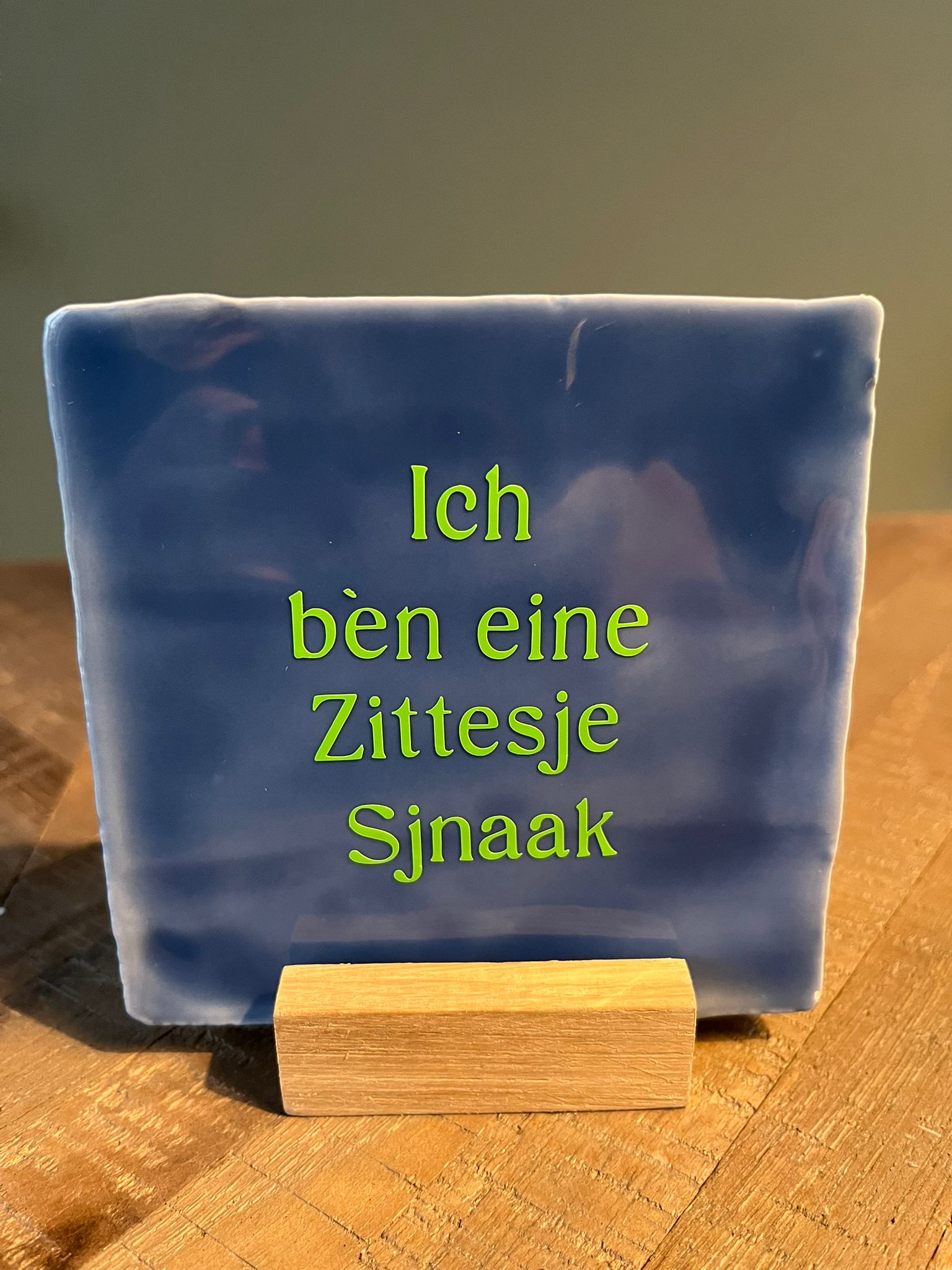 Tegeltje: Ich bèn eine Zittesje Sjnaak