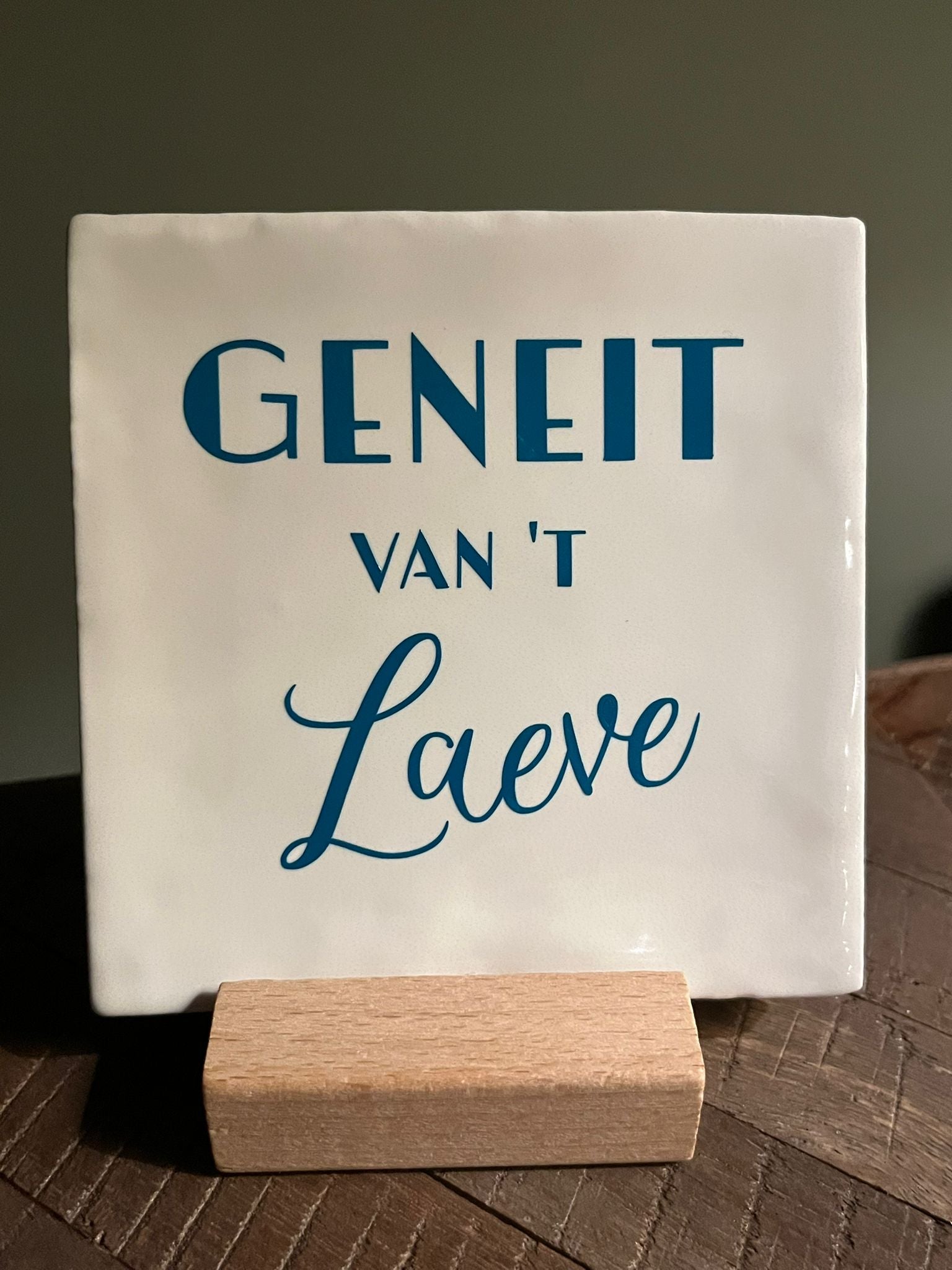Tegeltje: Geneit van 't Laeve 10x10cm
