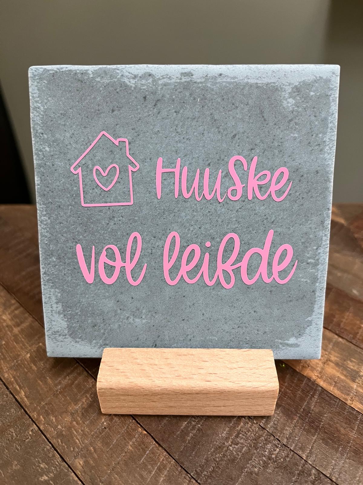 Tegeltje: Huuske vol leifde 10x10cm