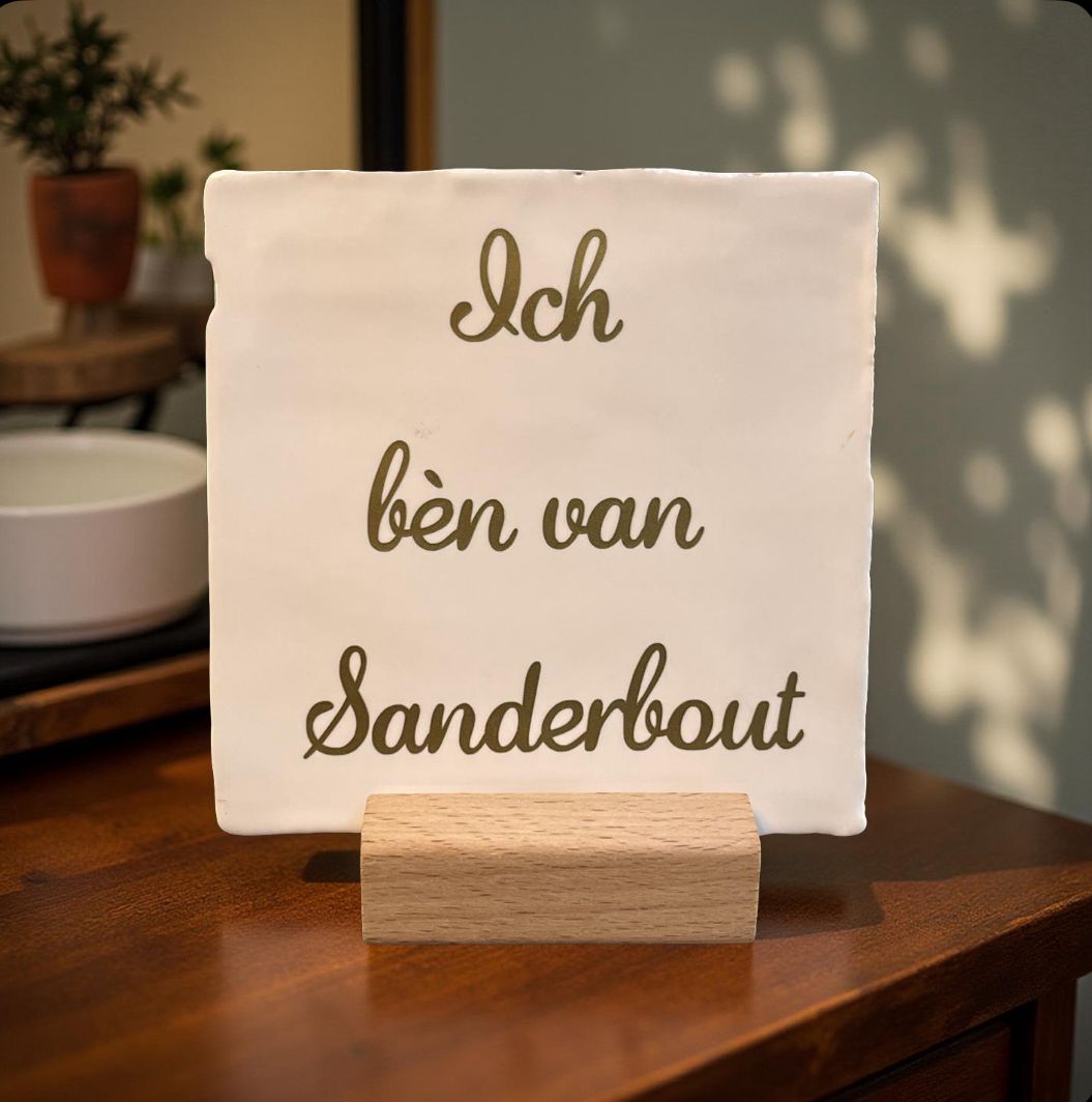 Tegeltje: Ich bèn van Sanderbout 10x10cm wit/goud