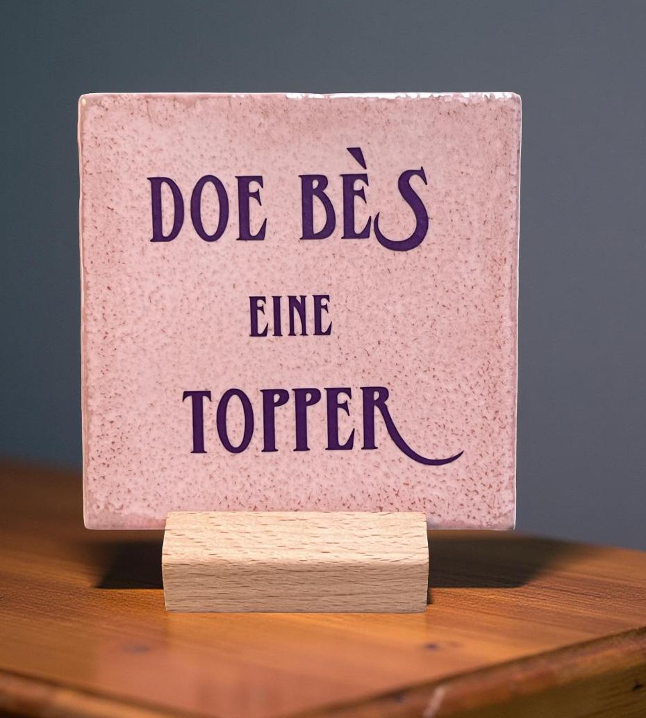 Tegeltje: Doe bès eine Topper 10x10cm roze/paars