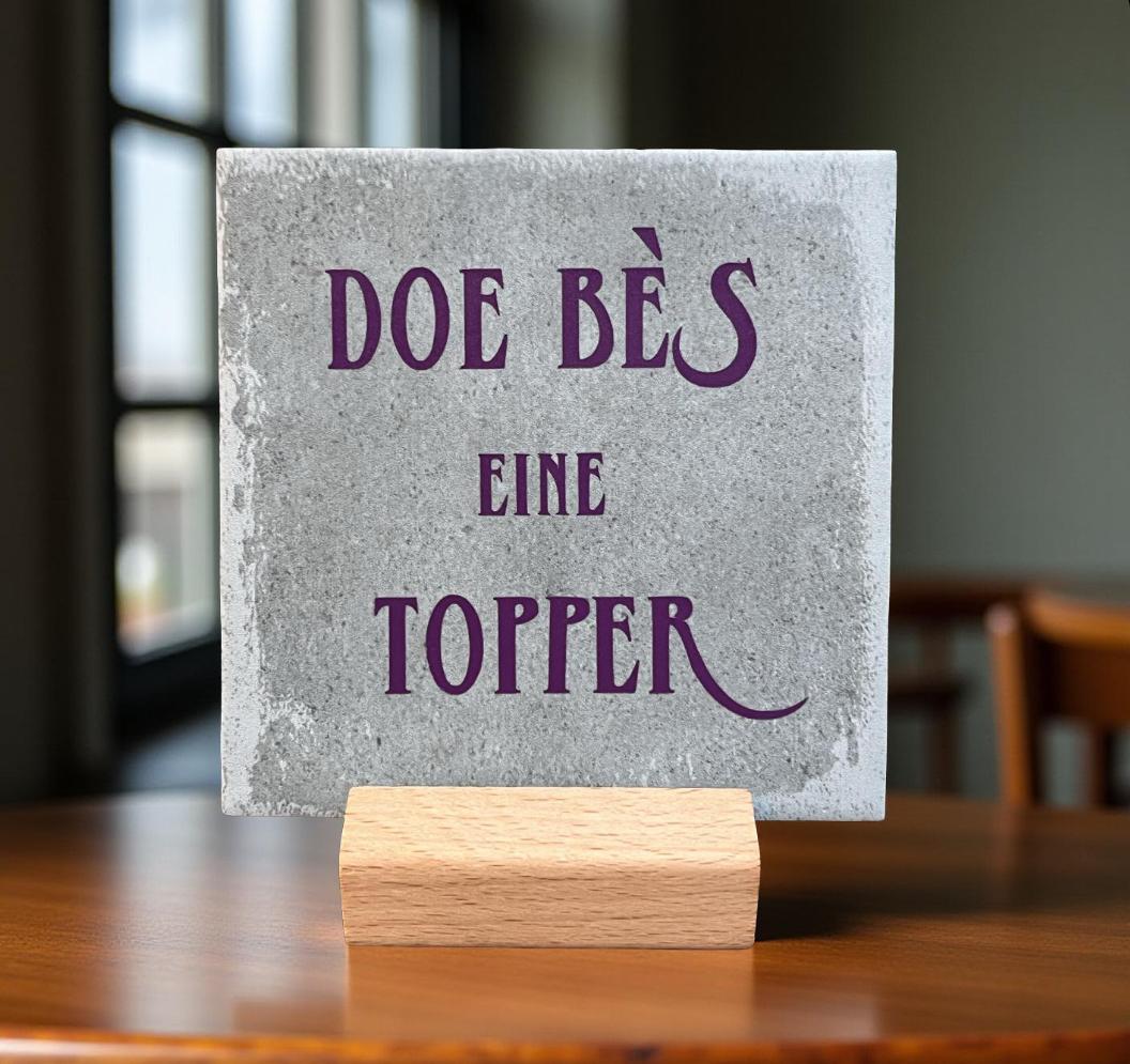 Tegeltje: Doe bès eine Topper 10x10cm blauw/paars