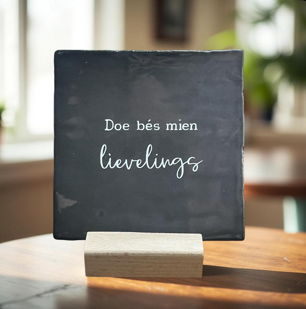 Tegeltje: Doe bés mien lievelings 10x10cm zwart/wit
