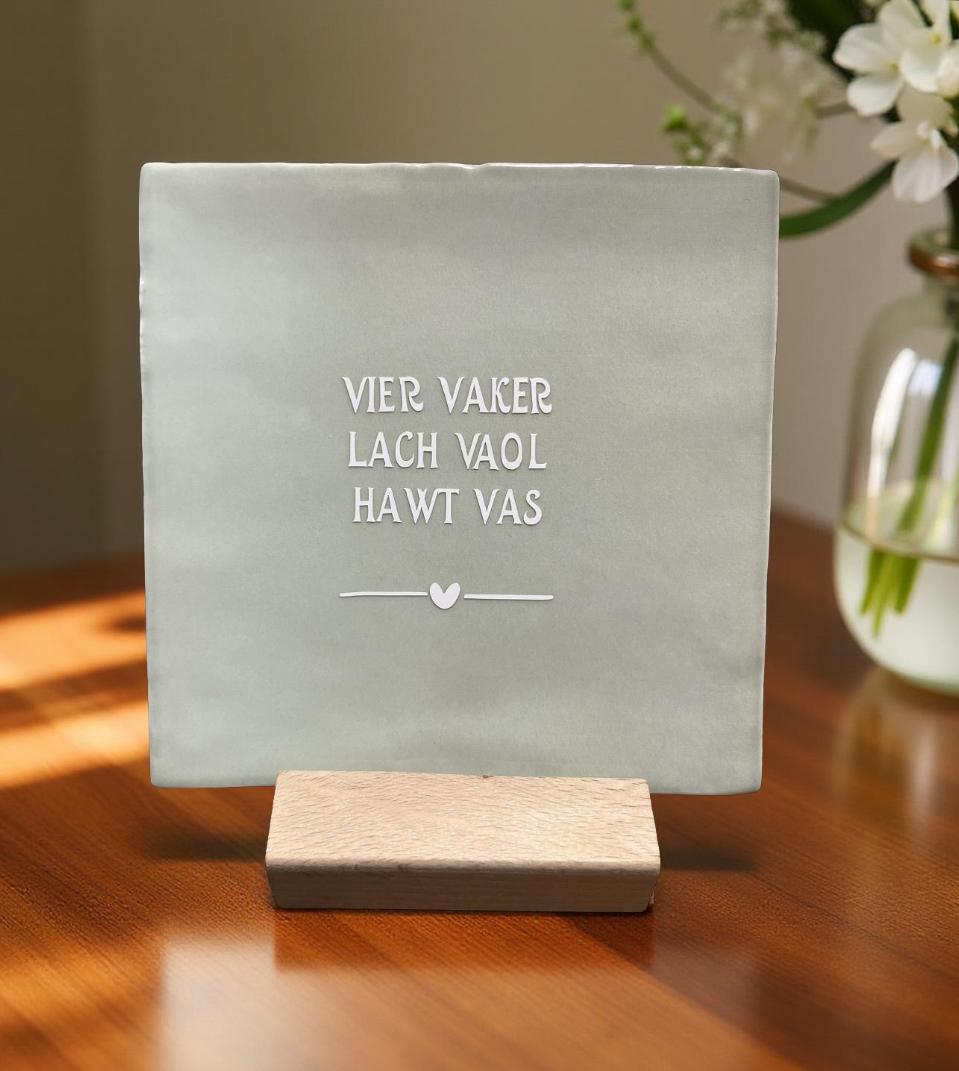 Tegeltje: Vier Vaker, Lach vaol, Hawt Vas 10x10cm l.groen/wit