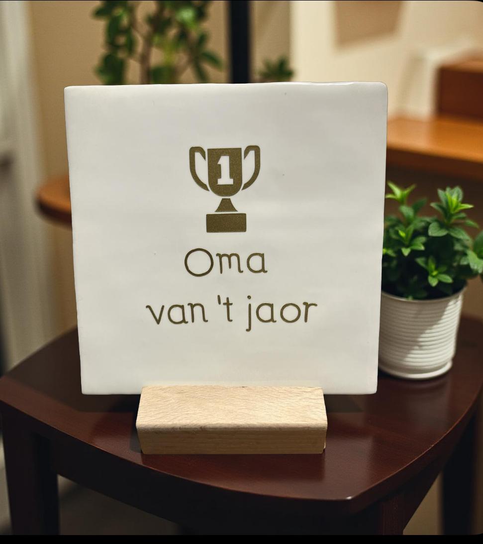 Tegeltje: Oma van 't jaor 10x10cm wit/goud