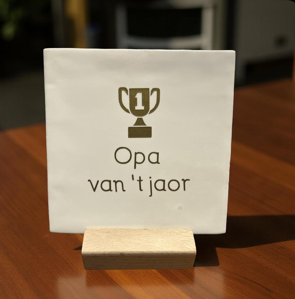 Tegeltje: Opa van 't jaor 10x10cm wit/goud