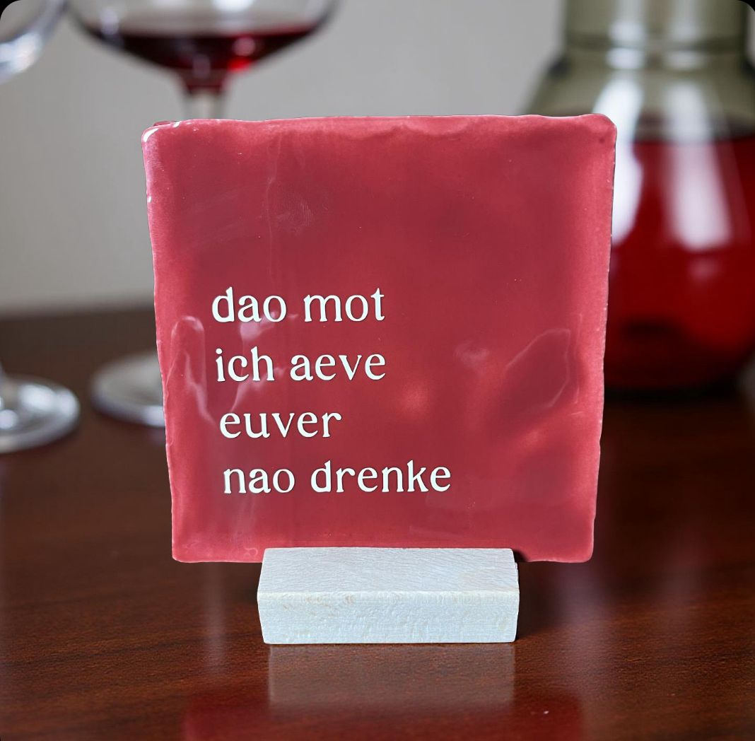 Tegeltje: Dao mot ich aeve euver nao drenke 10x10cm rood/creme