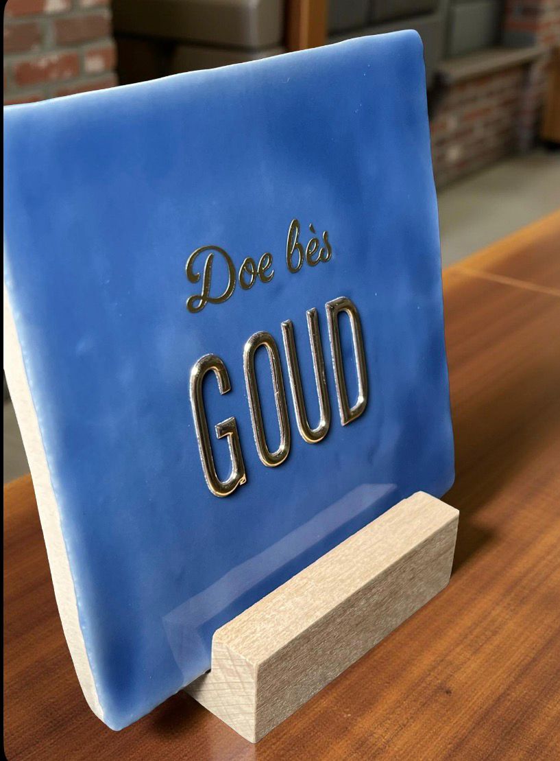 Tegeltje: Doe bès GOUD 10x10cm blauw/goud