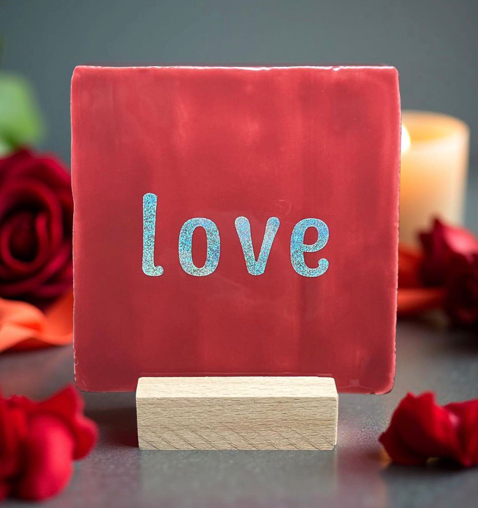 Tegeltje: Love 10x10cm rood/glitter