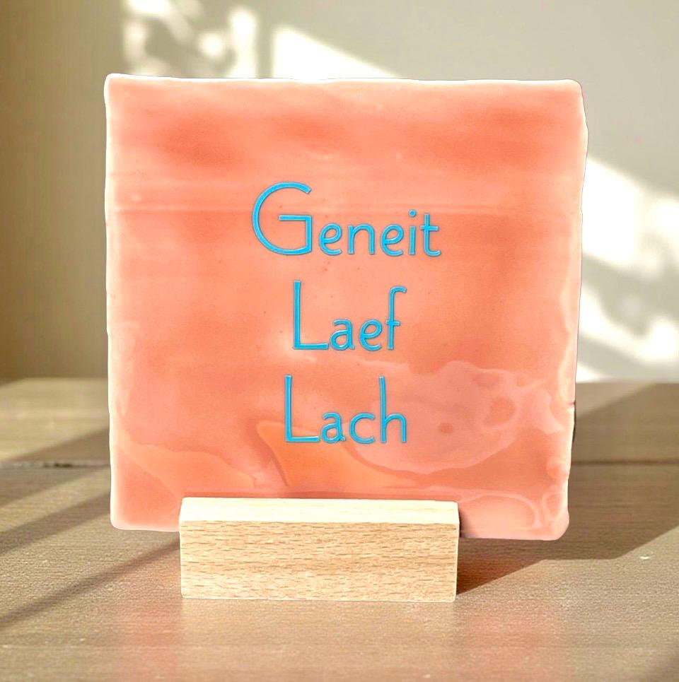 Tegeltje: Geneit, Laef, Lach 10x10cm