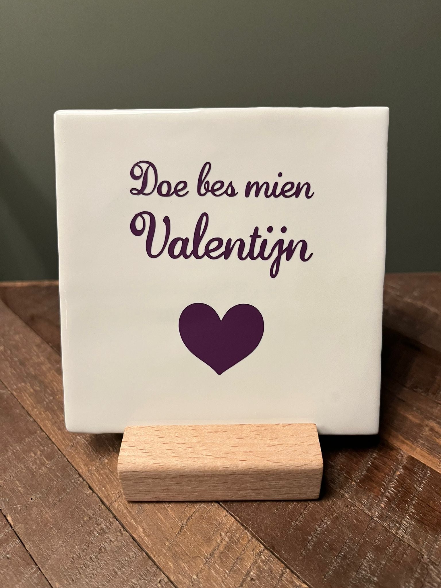 Tegeltje: Doe bès mien Valentijn 10x10cm wit/paars