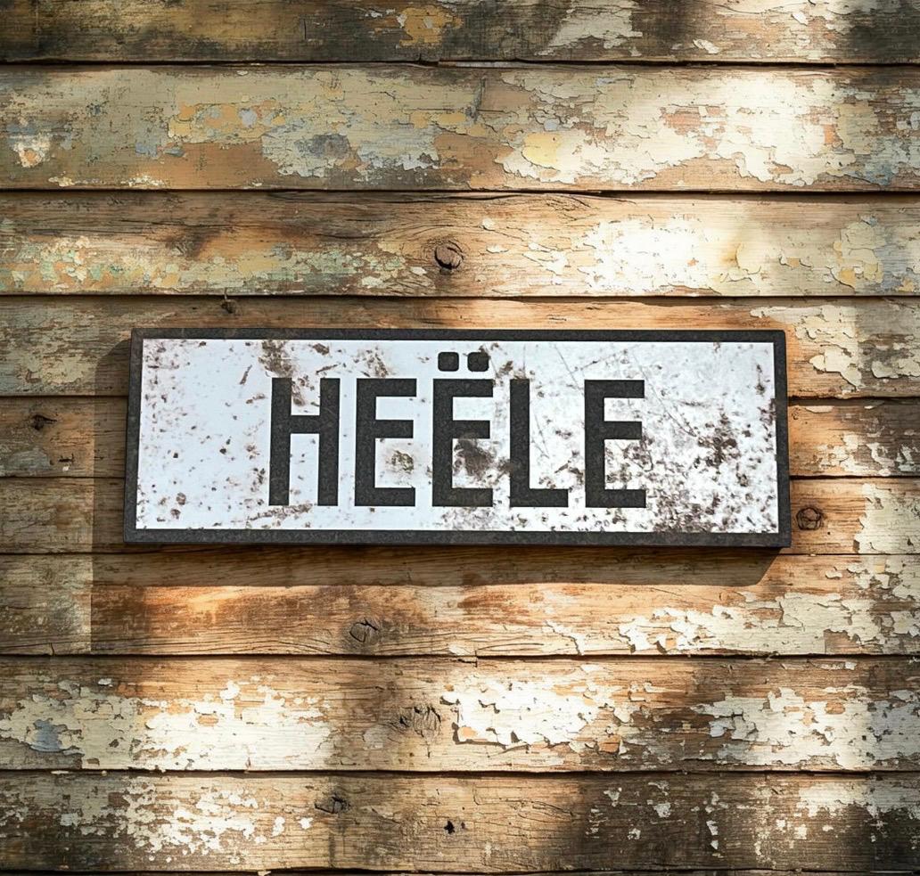 Vintage plaatsnaambord Heële - 30cm - wit/zwart